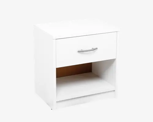 Et lille, rektangulært hvidt natbord med en enkelt skuffe, der har et buet sølvfarvet håndtag. Under skuffen er der en åben hylde til ekstra opbevaring. Designet er enkelt og moderne med rene linjer og en glat overflade.