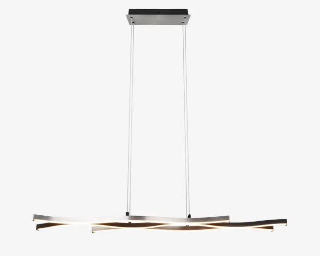 Moderne loftlampe med en slank, rektangulær baldakin i metalfinish. To tynde, parallelle stænger holder en vandret, bølgeformet LED-lysstang. Lysstangen har et snoet design, der giver et dynamisk og nutidigt udtryk. Lampen udsender et blødt, diffust lys langs bølgens længde, hvilket gør den velegnet over spiseborde eller køkkenøer. Det samlede design er minimalistisk og elegant med rene linjer og et poleret udseende.
