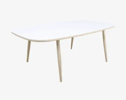 Rektangulært bord med afrundede hjørner, glat hvid bordplade og lyse træben. Benene er let skråtstillede udad, hvilket giver et moderne og minimalistisk udtryk. Bordpladens kanter er diskret affasede, hvilket tilføjer et elegant præg til det enkle design.