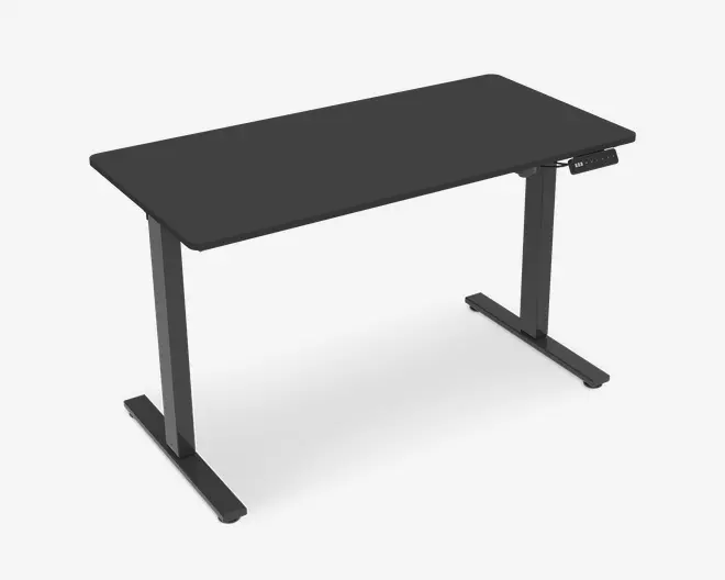 Rektangulært skrivebord med en glat, mat sort overflade og afrundede hjørner. Bordet understøttes af to solide, T-formede metalben med samme sorte finish. Skrivebordet har et minimalistisk, moderne design uden synlige skuffer eller opbevaringsrum.