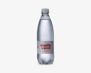 En klar plastflaske med hvidt skruelåg, fyldt med gennemsigtig væske. Flasken har et minimalistisk mærkat med fed rød tekst og mindre tekst nedenunder, hvilket giver et enkelt og moderne udtryk. Flasken er let formet for bedre greb og har en glat, afrundet bund.