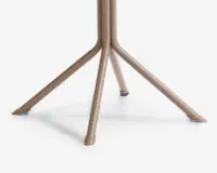 Firedelt metalbase med beige finish, hvor benene er vinklet for øget stabilitet. Hvert ben har en lille blå skridsikker fod, der beskytter gulvet og forhindrer, at det glider.