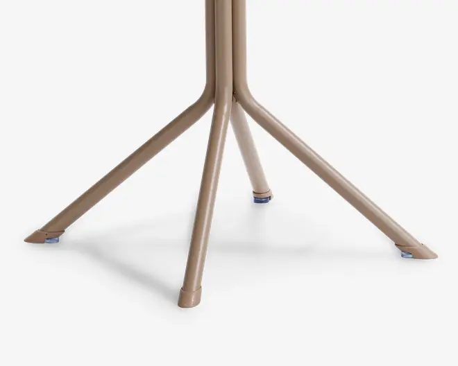 Firedelt metalbase med beige finish, hvor benene er vinklet for øget stabilitet. Hvert ben har en lille blå skridsikker fod, der beskytter gulvet og forhindrer, at det glider.
