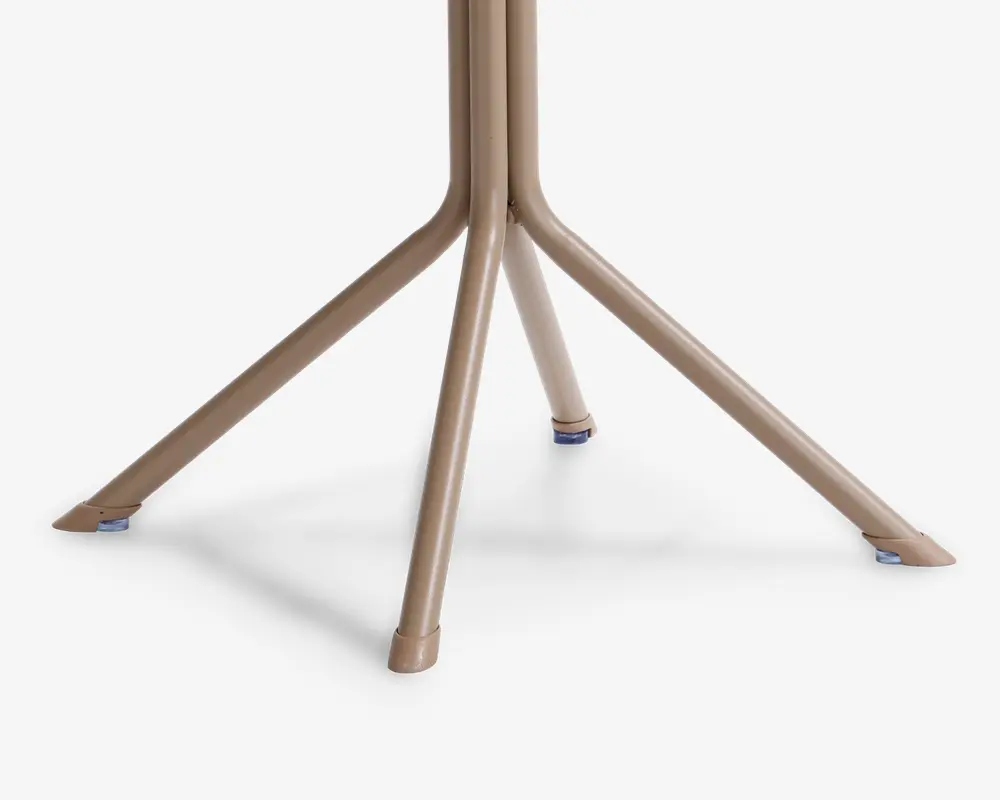 Firedelt metalbase med beige finish, hvor benene er vinklet for øget stabilitet. Hvert ben har en lille blå skridsikker fod, der beskytter gulvet og forhindrer, at det glider.
