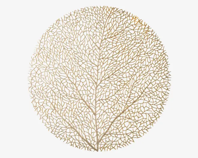Et rundt dekorativt objekt med et indviklet, blonderagtigt mønster, der ligner de fine årer i et blad eller koral. Designet består af fine, sammenvævede linjer i en metallisk gylden farve, hvilket giver et tekstureret og elegant udtryk. Det samlede udseende er let og organisk med en naturlig, symmetrisk struktur.