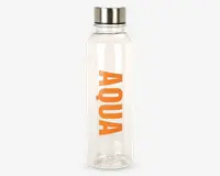 Klar cylindrisk flaske med sølvfarvet skruelåg. Flasken har ordet 'AQUA' trykt lodret med store, orange bogstaver. Designet er enkelt og moderne med en glat overflade uden ekstra mønstre eller teksturer.