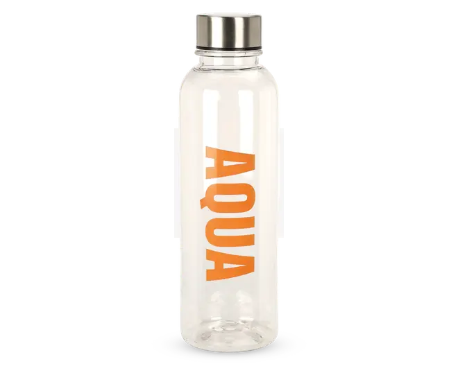 Klar cylindrisk flaske med sølvfarvet skruelåg. Flasken har ordet 'AQUA' trykt lodret med store, orange bogstaver. Designet er enkelt og moderne med en glat overflade uden ekstra mønstre eller teksturer.