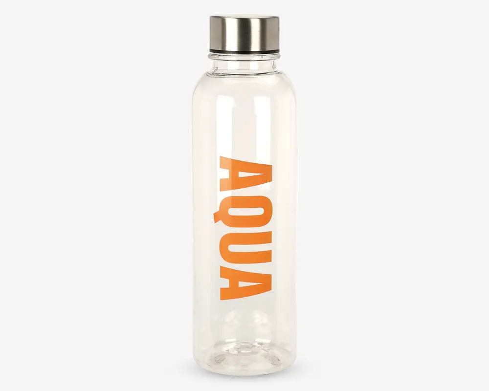 Klar cylindrisk flaske med sølvfarvet skruelåg. Flasken har ordet 'AQUA' trykt lodret med store, orange bogstaver. Designet er enkelt og moderne med en glat overflade uden ekstra mønstre eller teksturer.