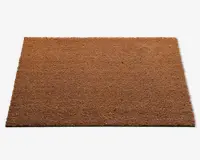 Rektangulær måtte med en grov, tekstureret overflade i en naturlig brun farve. Måtten ser ud til at være lavet af slidstærkt, fibret materiale, sandsynligvis kokos, og har rene, lige kanter. Den er ensfarvet uden mønstre eller design, velegnet til brug ved en indgang.