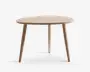 Rundt bord med en glat, lys træfinish. Har et minimalistisk design med tre let skrå, koniske ben for stabilitet. Bordpladen har en tynd profil, hvilket giver et moderne og let udtryk.