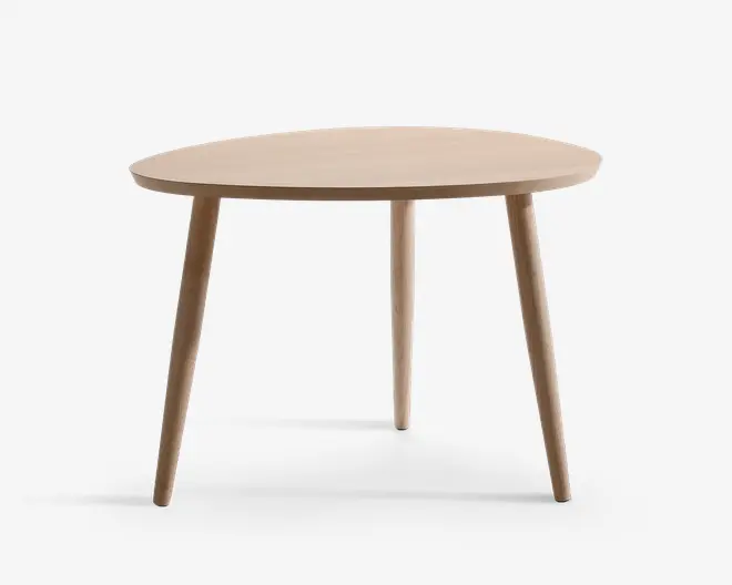 Rundt bord med en glat, lys træfinish. Har et minimalistisk design med tre let skrå, koniske ben for stabilitet. Bordpladen har en tynd profil, hvilket giver et moderne og let udtryk.
