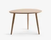 Rundt bord med en glat, lys træfinish. Har et minimalistisk design med tre let skrå, koniske ben for stabilitet. Bordpladen har en tynd profil, hvilket giver et moderne og let udtryk.