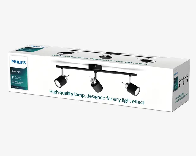 Rektangulær emballage, der viser et moderne loftspotarmatur med tre justerbare cylindriske sorte spotlys monteret på en vandret stang. Æsken fremhæver, at der ikke medfølger pærer, og at lampen er designet til alsidige lyseffekter. Armaturet har et stilrent, minimalistisk design, der passer til moderne indretning.