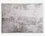 Rektangulært tæppe med et moderne abstrakt mønster i lysegrå, beige og off-white nuancer. Designet har et slidt, tekstureret udseende, hvilket giver det et moderne og alsidigt udtryk, der passer til forskellige indretningsstile. Overfladen ser blød og glat ud med diskrete farvevariationer.