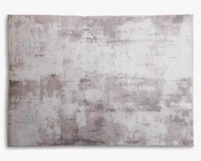 Rektangulært tæppe med et moderne abstrakt mønster i lysegrå, beige og off-white nuancer. Designet har et slidt, tekstureret udseende, hvilket giver det et moderne og alsidigt udtryk, der passer til forskellige indretningsstile. Overfladen ser blød og glat ud med diskrete farvevariationer.