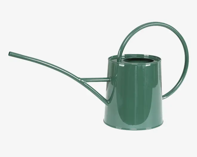 En blank, mørkegrøn beholder af metal med cylindrisk krop, en lang og smal tud til præcis vanding samt et stort, buet håndtag, der går hen over toppen for nem bæring og kontrol. Designet er stilrent og moderne, velegnet til både indendørs og udendørs brug.