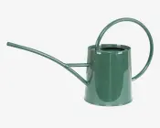 En blank, mørkegrøn beholder af metal med cylindrisk krop, en lang og smal tud til præcis vanding samt et stort, buet håndtag, der går hen over toppen for nem bæring og kontrol. Designet er stilrent og moderne, velegnet til både indendørs og udendørs brug.