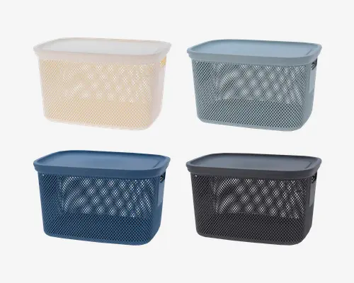 Sæt med fire rektangulære opbevaringskurve med låg, hver i en forskellig farve: creme, lyseblå, mørkeblå og mørkegrå. Kurvene har et netmønster på siderne for ventilation og nemt overblik over indholdet. Hver kurv har afrundede hjørner og et glat, tilpasset låg for sikker lukning.