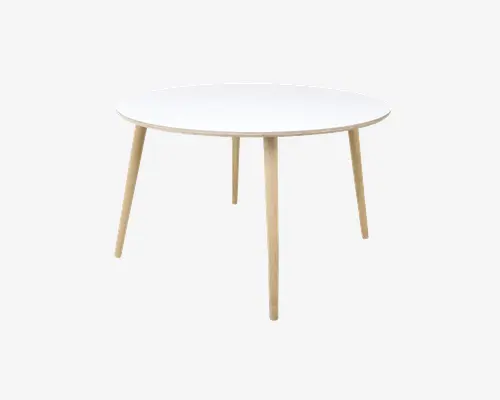 Et rundt bord med en glat, hvid bordplade og fire lyse træben, der er let skråtstillede udad. Designet er minimalistisk og moderne med rene linjer og et enkelt, funktionelt udtryk.