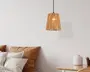Hængelampe med en naturlig vævet rattan-skærm, der har en cylindrisk form, som bliver smallere mod toppen. Det åbne fletdesign lader lyset skinne igennem og skaber en varm og indbydende stemning. Lampen hænger i en sort ledning, hvilket giver et moderne præg til det rustikke look. Perfekt til at tilføje tekstur og hygge til soveværelser eller opholdsrum.