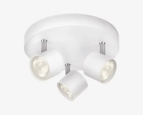 Loftmonteret lampearmatur med en rund, mat hvid base og tre justerbare cylindriske spots. Hver spot er fastgjort til basen med en kort metalstang, hvilket muliggør retningsbestemt belysning. Designet er moderne og minimalistisk, velegnet til forskellige indretninger.