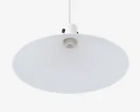 Et moderne pendellampe-armatur med en bred, flad, cirkulær hvid skærm og en central fatning til pæren. Skærmen er glat og mat, hvilket giver et minimalistisk udtryk. Lampen hænger fra en tynd ledning, og fatningen er let forsænket i skærmen for et rent look.