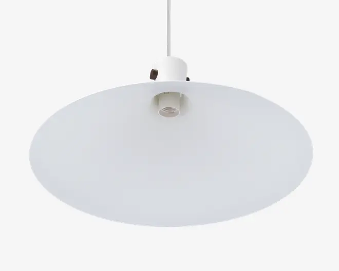 Et moderne pendellampe-armatur med en bred, flad, cirkulær hvid skærm og en central fatning til pæren. Skærmen er glat og mat, hvilket giver et minimalistisk udtryk. Lampen hænger fra en tynd ledning, og fatningen er let forsænket i skærmen for et rent look.