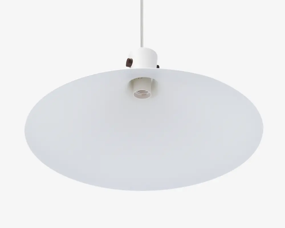 Et moderne pendellampe-armatur med en bred, flad, cirkulær hvid skærm og en central fatning til pæren. Skærmen er glat og mat, hvilket giver et minimalistisk udtryk. Lampen hænger fra en tynd ledning, og fatningen er let forsænket i skærmen for et rent look.