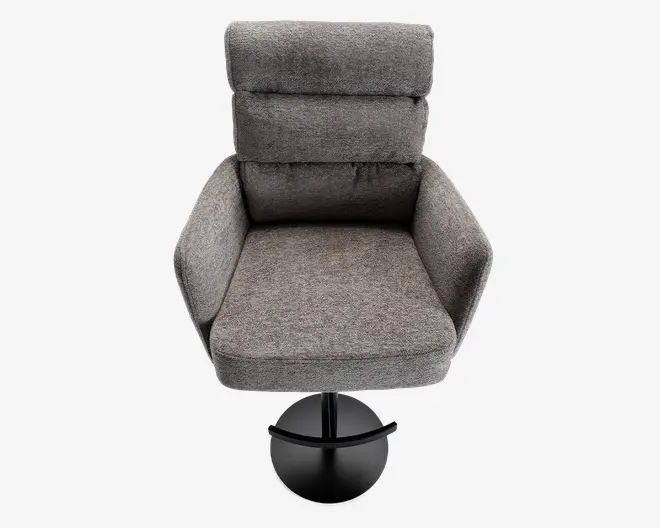 En moderne lænestol med bred, polstret sæde og ryglæn betrukket med gråt tekstil. Stolen har tykke, støttende armlæn og en høj ryg med dobbeltlagd pude for ekstra komfort. Den står på en solid, rund sort metalfod med drejefunktion.
