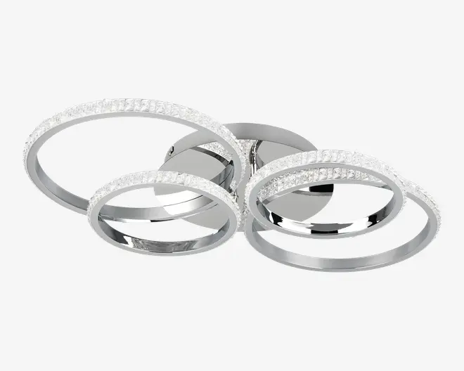 Moderne loftlampe med tre sammenflettede cirkulære LED-lysringe i poleret kromfinish. Ringene har en tekstureret, krystalklar kant, der spreder lyset og giver en glitrende effekt. Lampen er monteret på en rund krombase, hvilket giver et stilrent og nutidigt udtryk, der passer til stue, spisestue eller entré.