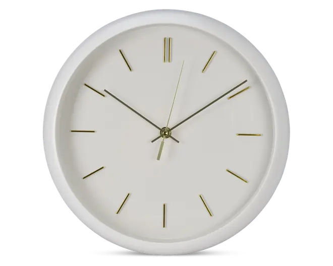 Rund vægur med hvid ramme og urskive, udstyret med minimalistiske guldfarvede time-markeringer og slanke guldfarvede visere til timer, minutter og sekunder. Designet er enkelt og moderne uden tal eller ekstra dekorationer.
