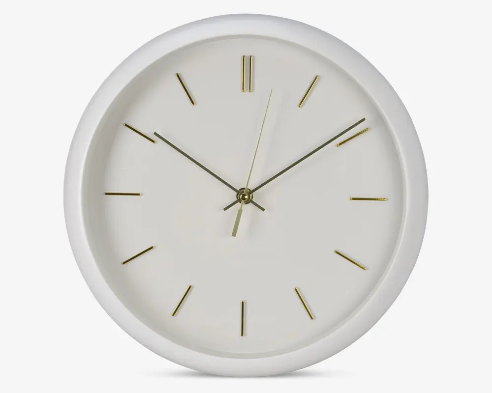 Rund vægur med hvid ramme og urskive, udstyret med minimalistiske guldfarvede time-markeringer og slanke guldfarvede visere til timer, minutter og sekunder. Designet er enkelt og moderne uden tal eller ekstra dekorationer.