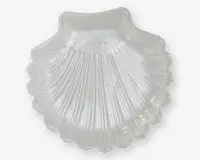 Klar glasskål formet som en kammuslingeskal med detaljerede riller og en tekstureret overflade, der giver et realistisk udseende. Kanterne er blødt bølgede, og glasset har en glat, blank finish.