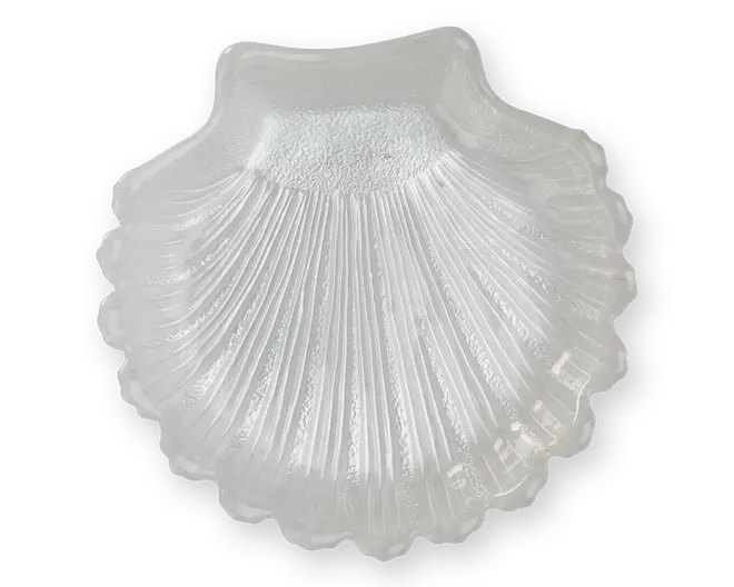 Klar glasskål formet som en kammuslingeskal med detaljerede riller og en tekstureret overflade, der giver et realistisk udseende. Kanterne er blødt bølgede, og glasset har en glat, blank finish.