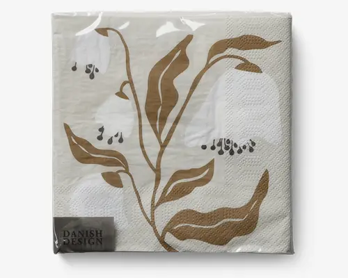 Hvid papirserviet med et minimalistisk botanisk design med brune blade og små sorte bær. Servietten har en diskret præget struktur og er pakket i klar plastik. Et lille mærkat i hjørnet viser teksten 'Danish Design.'