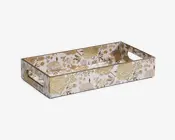 Rektangulær bakke med høje sider og udskårne håndtag i begge ender. Overfladen har et elegant blomsterdesign i guld og bløde pastelfarver på en hvid baggrund, hvilket giver et luksuriøst og dekorativt udtryk. Bakken har en blank finish, der fremhæver de metalliske detaljer og gør den velegnet til servering eller dekoration.