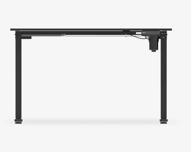 Sort stel til et højdejusterbart skrivebord med to solide, rektangulære ben og en vandret støttebjælke. Stellet har en motoriseret mekanisme i højre side til elektrisk højdejustering, synlige ledninger og et betjeningspanel for nem brug. Designet er minimalistisk og moderne og passer til forskellige bordpladestørrelser.