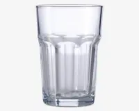 Klar glastumbler med facetslebet design, der har lodrette riller rundt om kroppen for bedre greb. Glasset har en tyk, solid bund og udvider sig let mod kanten, hvilket giver både stabilitet og en behagelig drikkeoplevelse.