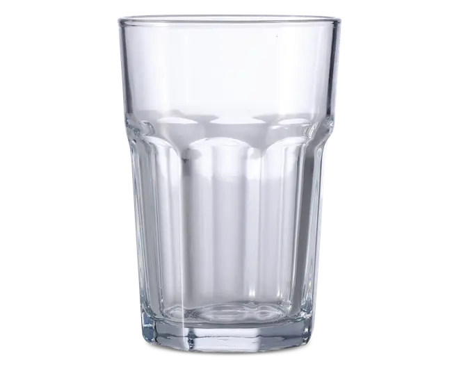 Klar glastumbler med facetslebet design, der har lodrette riller rundt om kroppen for bedre greb. Glasset har en tyk, solid bund og udvider sig let mod kanten, hvilket giver både stabilitet og en behagelig drikkeoplevelse.