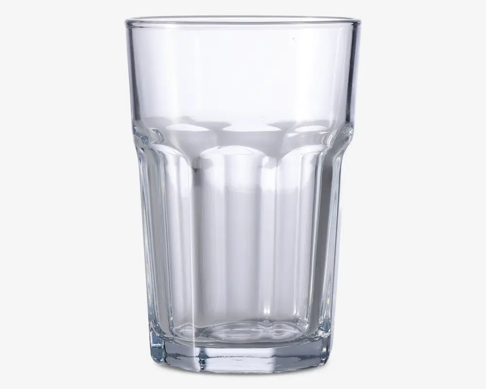 Klar glastumbler med facetslebet design, der har lodrette riller rundt om kroppen for bedre greb. Glasset har en tyk, solid bund og udvider sig let mod kanten, hvilket giver både stabilitet og en behagelig drikkeoplevelse.