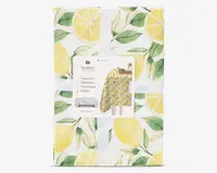 Rektangulær dug, måler 180 x 130 cm, med et livligt mønster af hele og skivede gule citroner samt grønne blade på hvid baggrund. Materialet er vandafvisende og egner sig til både indendørs og udendørs brug. Designet er friskt og sommerligt, perfekt til at lyse spiseområdet op.