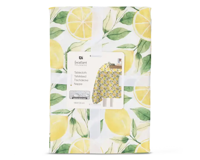 Rektangulær dug, måler 180 x 130 cm, med et livligt mønster af hele og skivede gule citroner samt grønne blade på hvid baggrund. Materialet er vandafvisende og egner sig til både indendørs og udendørs brug. Designet er friskt og sommerligt, perfekt til at lyse spiseområdet op.