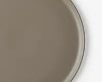 Rund tallerken med en glat, mat taupe-farvet overflade og en let forhøjet kant. Overfladen er jævn og uden tekstur, hvilket giver et minimalistisk og moderne udtryk.