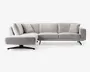 Moderne L-formet hjørnesofa med lysegråt betræk, rene linjer og bløde sæde- og ryghynder. Sofaen har en venstrevendt chaiselong, slanke sorte metalben og leveres med flere matchende pyntepuder for ekstra komfort.