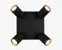 Loftlampe med en mat sort, firkantet base og fire justerbare cylindriske spots. Hver spot har en rillet overflade og udsender et varmt hvidt lys. Spotsene er placeret i hvert hjørne af basen, hvilket giver mulighed for retningsbestemt belysning. Designet er moderne og minimalistisk, velegnet til nutidige indretninger.