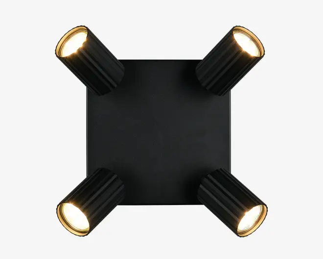 Loftlampe med en mat sort, firkantet base og fire justerbare cylindriske spots. Hver spot har en rillet overflade og udsender et varmt hvidt lys. Spotsene er placeret i hvert hjørne af basen, hvilket giver mulighed for retningsbestemt belysning. Designet er moderne og minimalistisk, velegnet til nutidige indretninger.