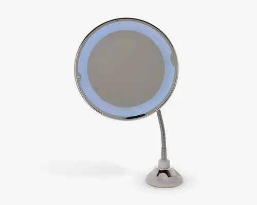 Rundt spejl med kromfinish, der har en indbygget LED-lyskrans langs kanten for bedre belysning. Spejlet er monteret på en fleksibel, justerbar svanehals, som sidder fast på en solid, vægtet fod, hvilket giver nem positionering og stabilitet. Designet er slankt og moderne, velegnet til nærarbejde som makeup eller personlig pleje.