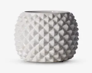 En rund, blank hvid keramisk beholder med en geometrisk, diamantmønstret tekstureret overflade. Ydersiden har hævede, pyramideformede former, der skaber en tredimensionel effekt. Toppen har en bred, glat åbning, og det samlede design er moderne og dekorativt.