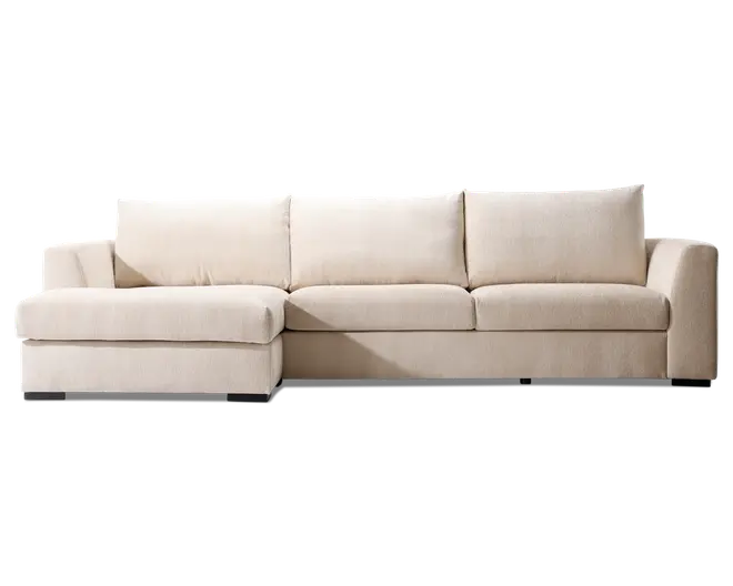 Moderne hjørnesofa med venstrevendt chaiselong, polstret i et lyst beige stof. Sofaen har tre store, bløde ryghynder og tre tykke sædehynder for ekstra komfort. Armlænene er brede og let afrundede, og designet er enkelt og minimalistisk, hvilket passer godt til moderne indretning.