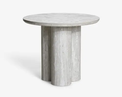 Rund bordplade i lysegråt marmorlook med en skulpturel søjlefod bestående af flere afrundede, lodrette søjler.